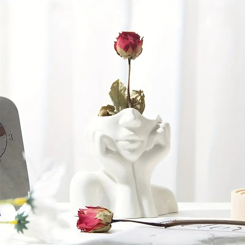 Ceramiczny wazon w kształcie głowy