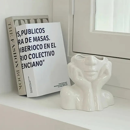 Ceramiczny wazon w kształcie głowy