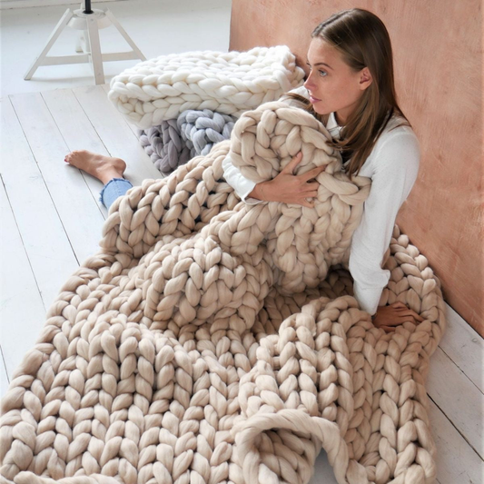 Dwustronny koc z fakturą i detalami w postaci kabli