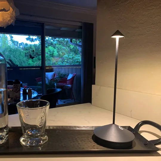 Nowoczesna Lampa Stołowa LED – Nadaje Się do Użytku Wewnątrz i na Zewnątrz